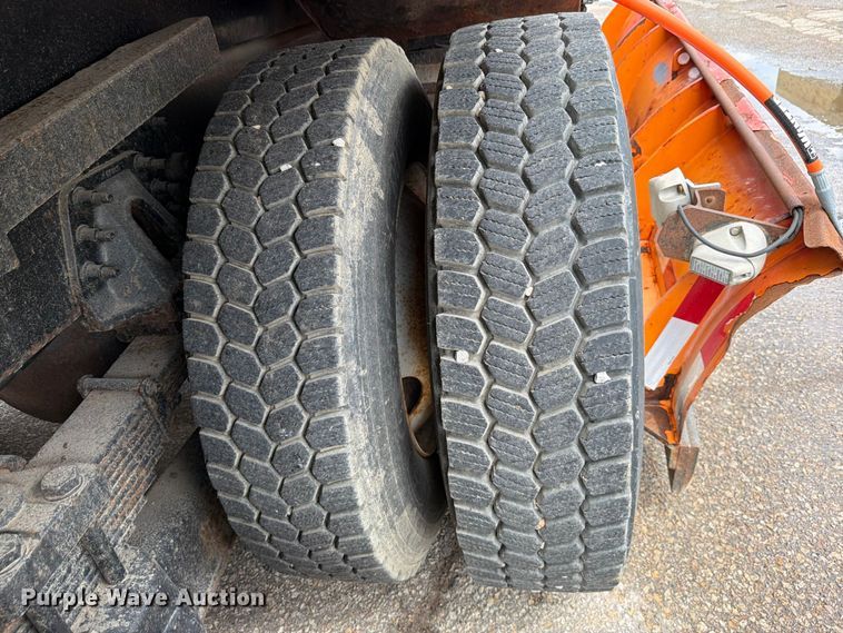 image for item FH6339 2007 International 7400 dump truck