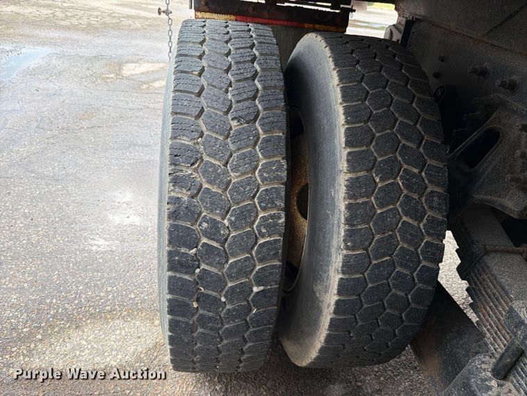 image for item FH6339 2007 International 7400 dump truck