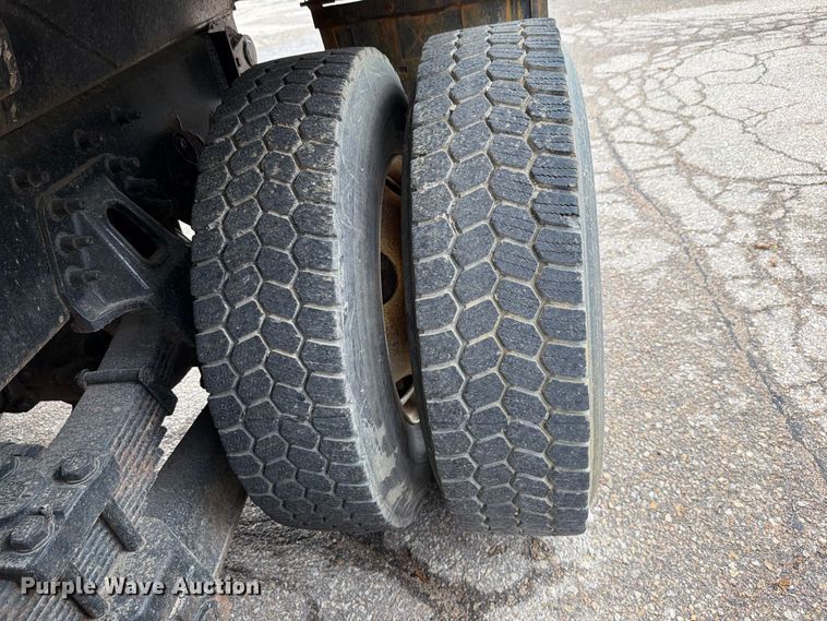 image for item FH6339 2007 International 7400 dump truck