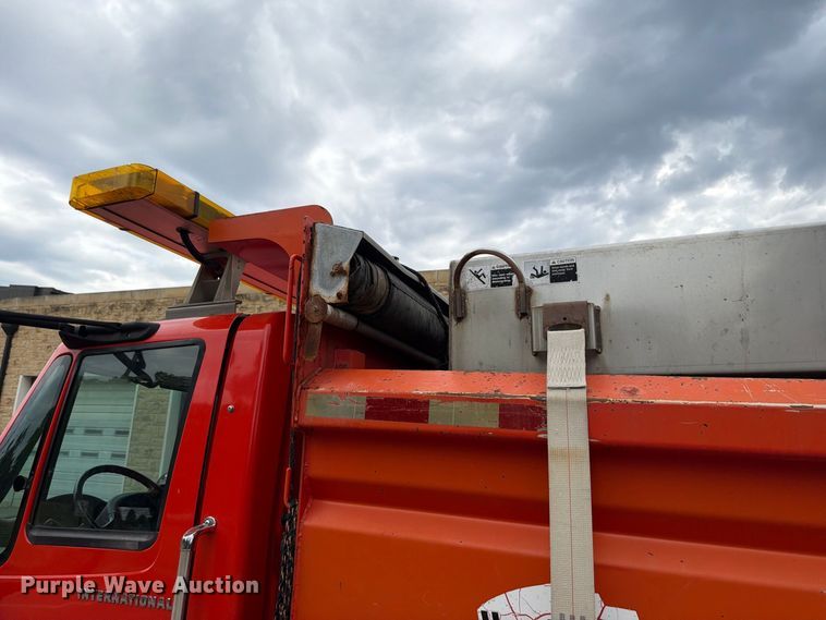 image for item FH6340 2007 International 7400 dump truck
