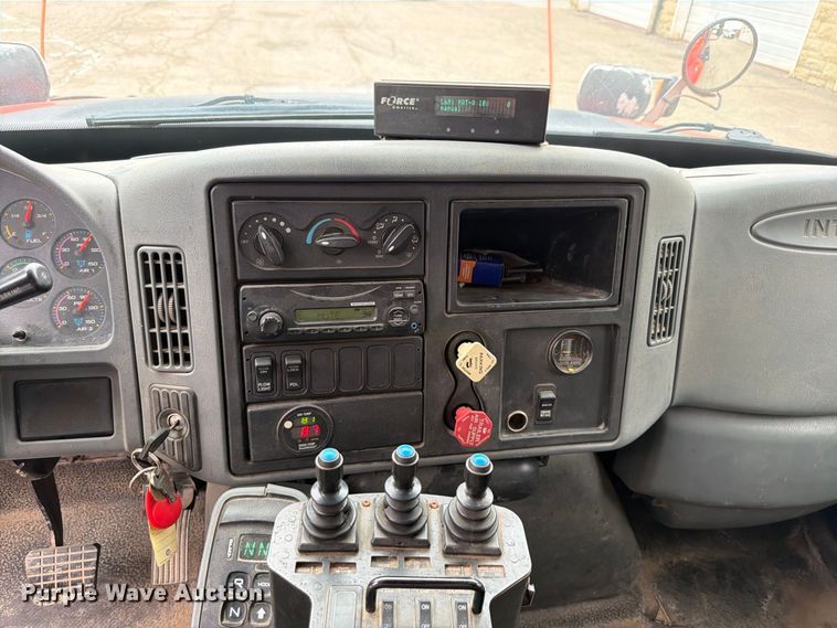 image for item FH6340 2007 International 7400 dump truck