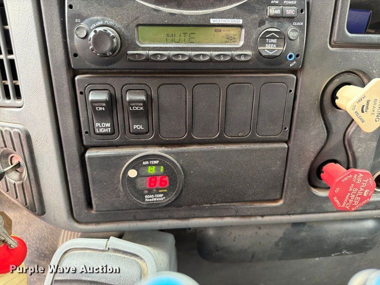 image for item FH6340 2007 International 7400 dump truck
