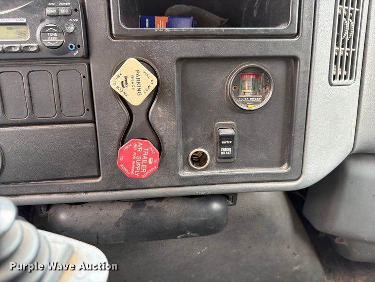 image for item FH6340 2007 International 7400 dump truck
