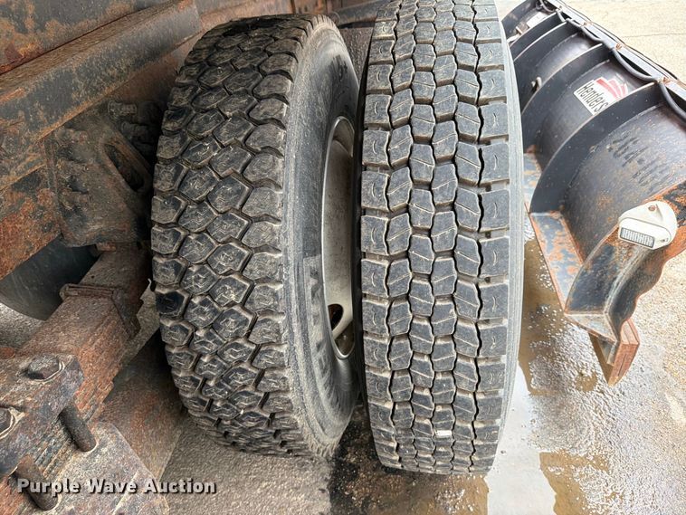 image for item FH6340 2007 International 7400 dump truck
