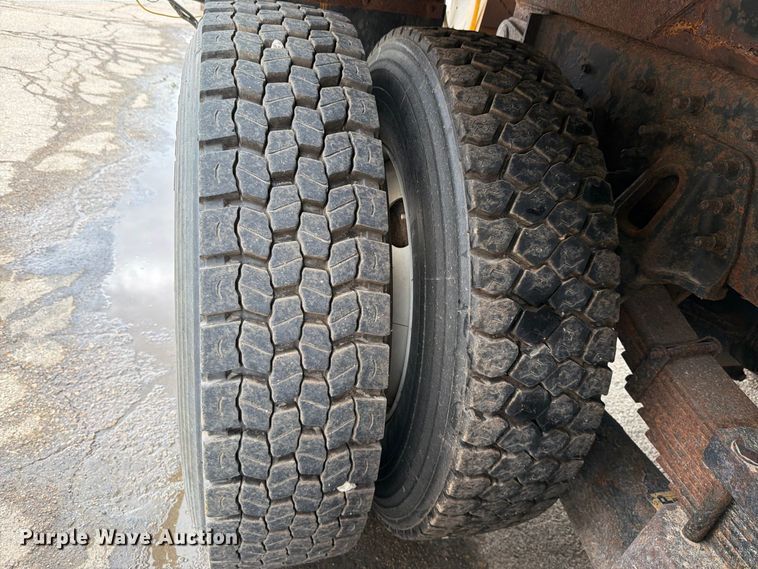 image for item FH6340 2007 International 7400 dump truck