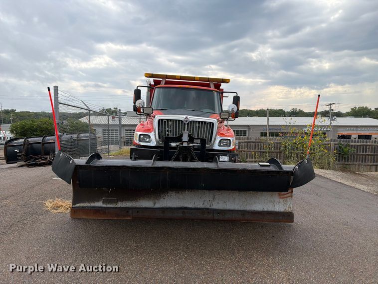 image for item FH6342 2007 International 7400 dump truck