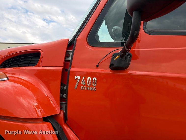 image for item FH6342 2007 International 7400 dump truck