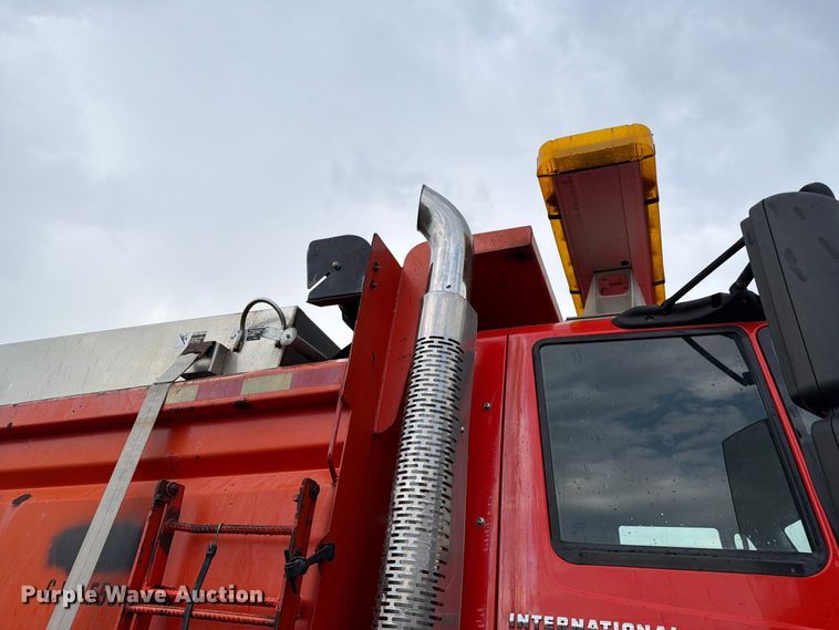 image for item FH6342 2007 International 7400 dump truck