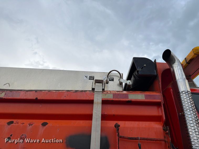 image for item FH6342 2007 International 7400 dump truck