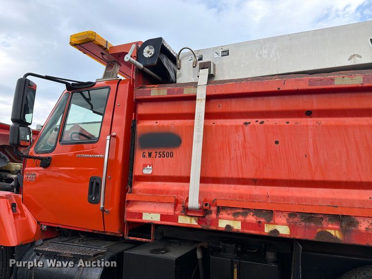 image for item FH6342 2007 International 7400 dump truck