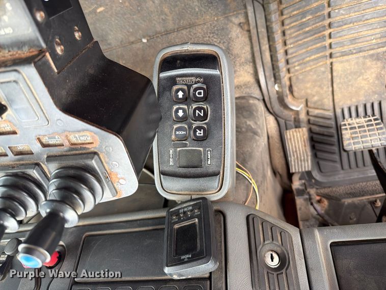image for item FH6342 2007 International 7400 dump truck
