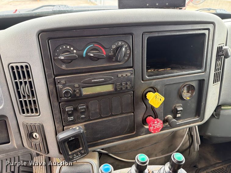 image for item FH6342 2007 International 7400 dump truck