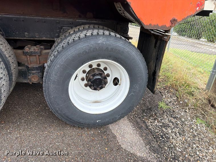 image for item FH6342 2007 International 7400 dump truck