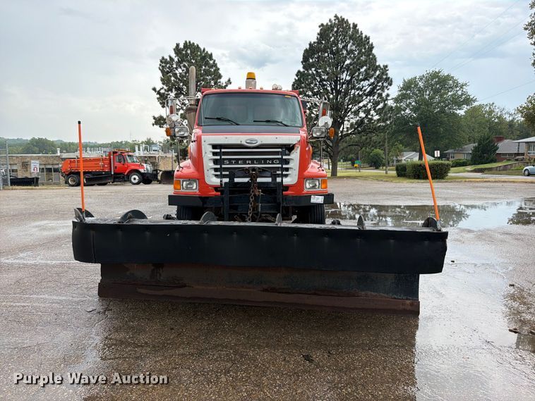 image for item FH6352 2003 Sterling L7500 dump truck