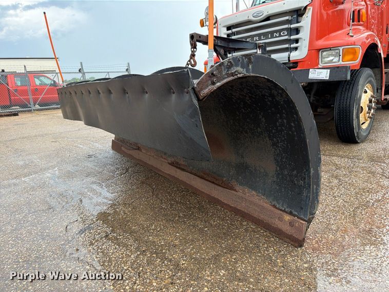 image for item FH6352 2003 Sterling L7500 dump truck