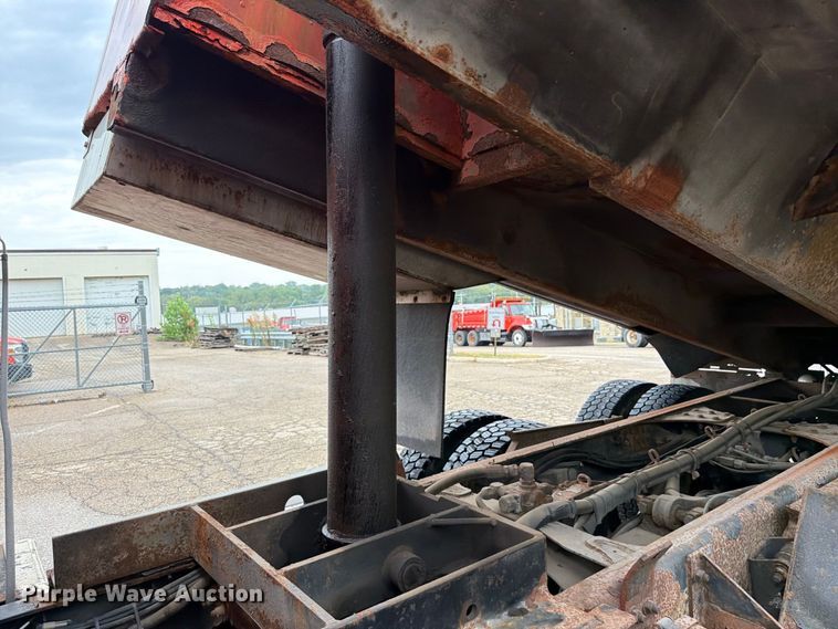 image for item FH6352 2003 Sterling L7500 dump truck