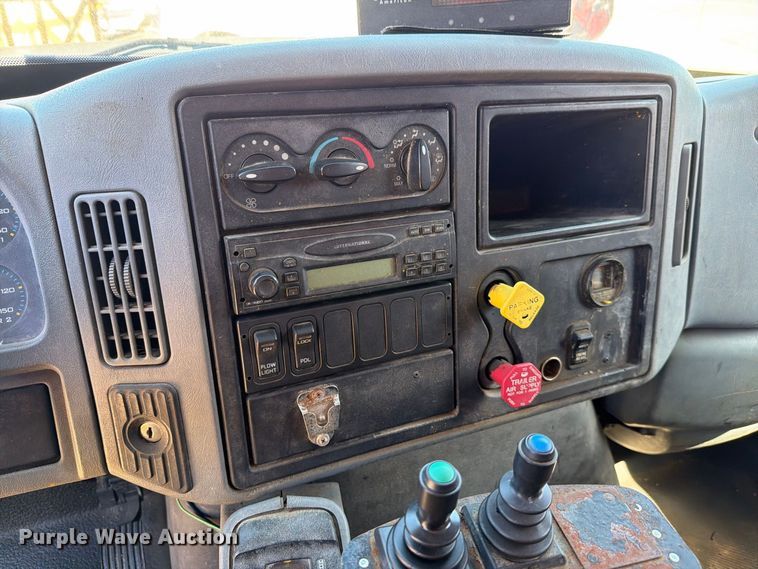 image for item FH6378 2007 International WorkStar 7400 dump truck