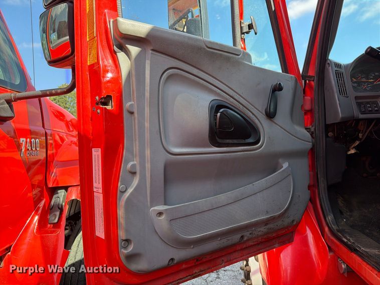 image for item FH6379 2007 International WorkStar 7400 dump truck