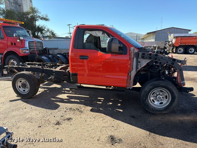 image for item FK3660 2021 Ford F250 Super Duty pickup truck cab and chassis