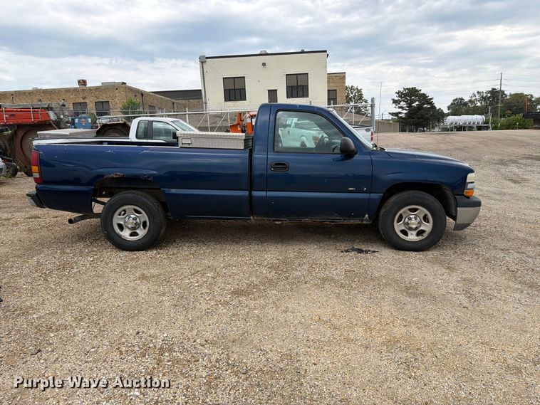 image for item FN1506 2002 Chevrolet Silverado 1500 pickup truck