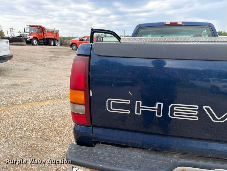 image for item FN1506 2002 Chevrolet Silverado 1500 pickup truck