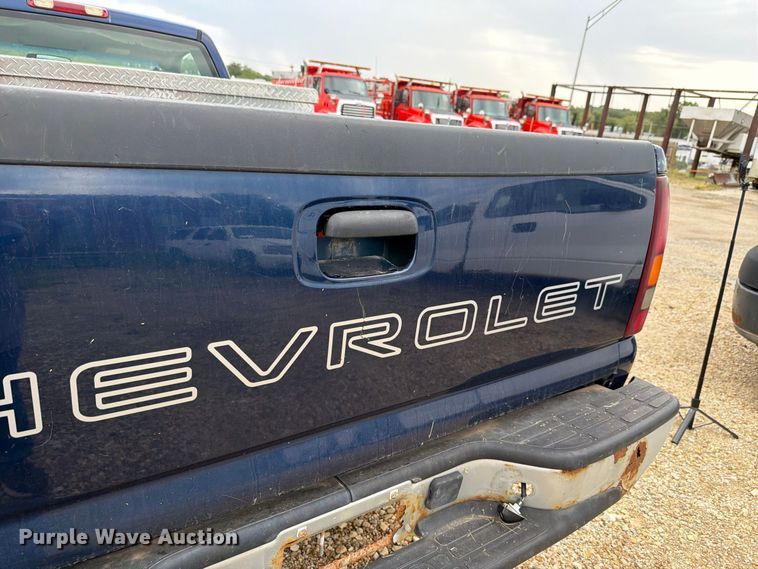image for item FN1506 2002 Chevrolet Silverado 1500 pickup truck