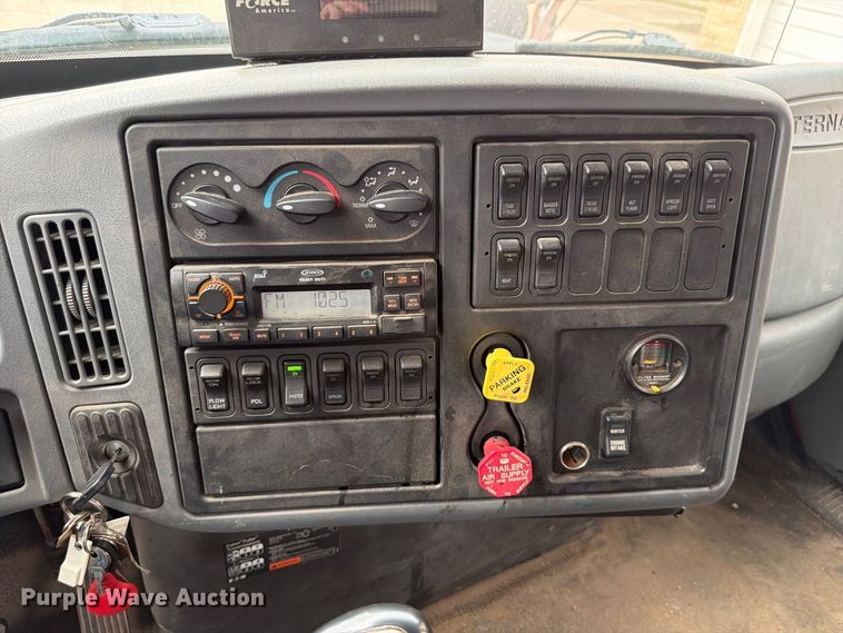 image for item FN1521 2007 International 7400 dump truck