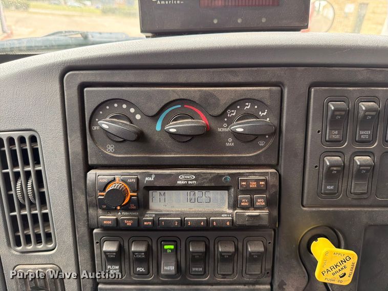image for item FN1521 2007 International 7400 dump truck