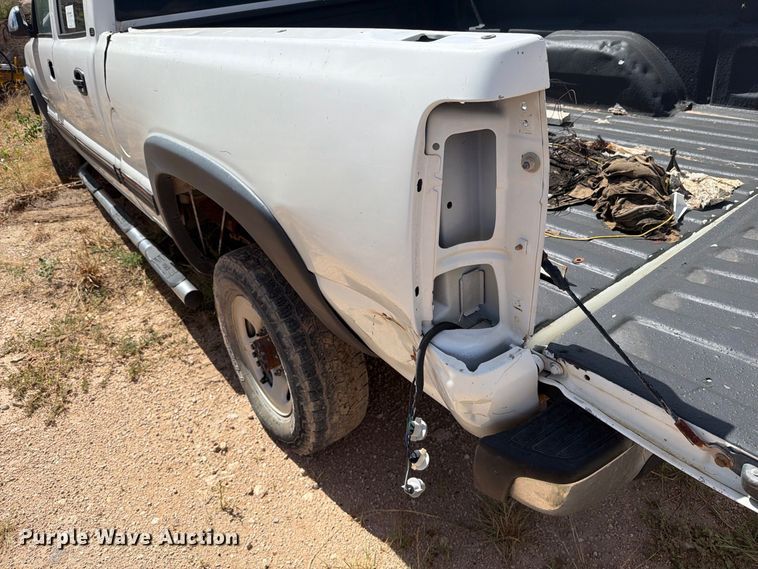 image for item DE1381 2002 Chevrolet Silverado 2500 Crew Cab pickup truck