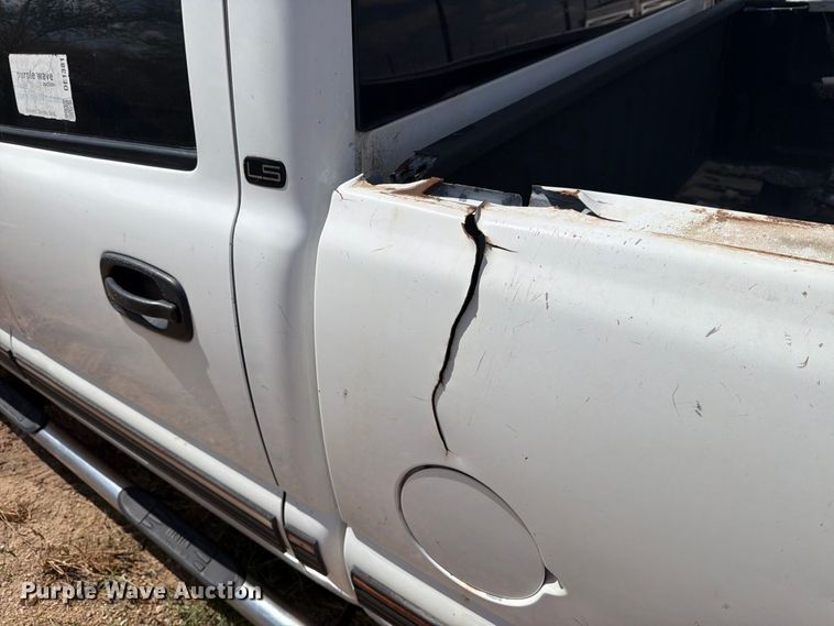 image for item DE1381 2002 Chevrolet Silverado 2500 Crew Cab pickup truck