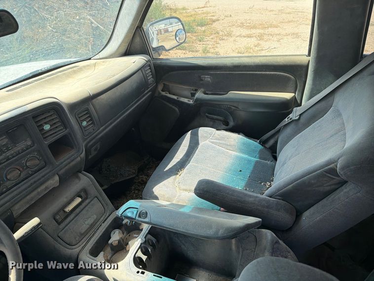 image for item DE1381 2002 Chevrolet Silverado 2500 Crew Cab pickup truck