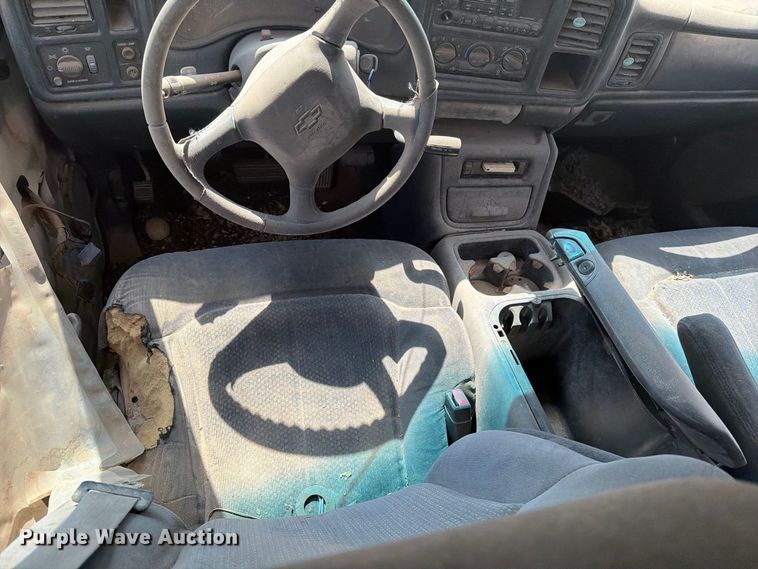 image for item DE1381 2002 Chevrolet Silverado 2500 Crew Cab pickup truck
