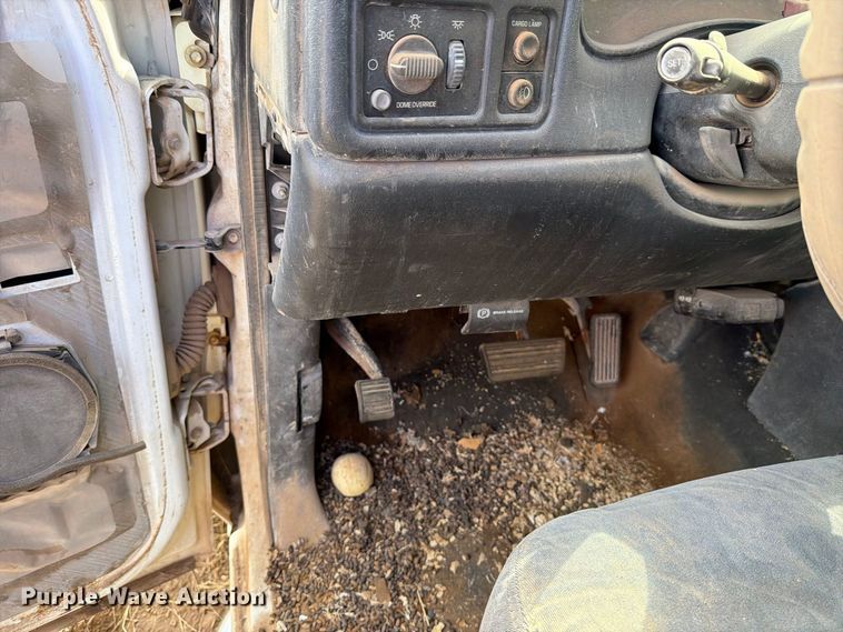 image for item DE1381 2002 Chevrolet Silverado 2500 Crew Cab pickup truck