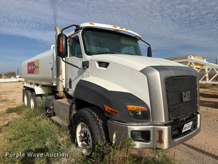 image for item DK6605 2016 Caterpillar CT660 water truck