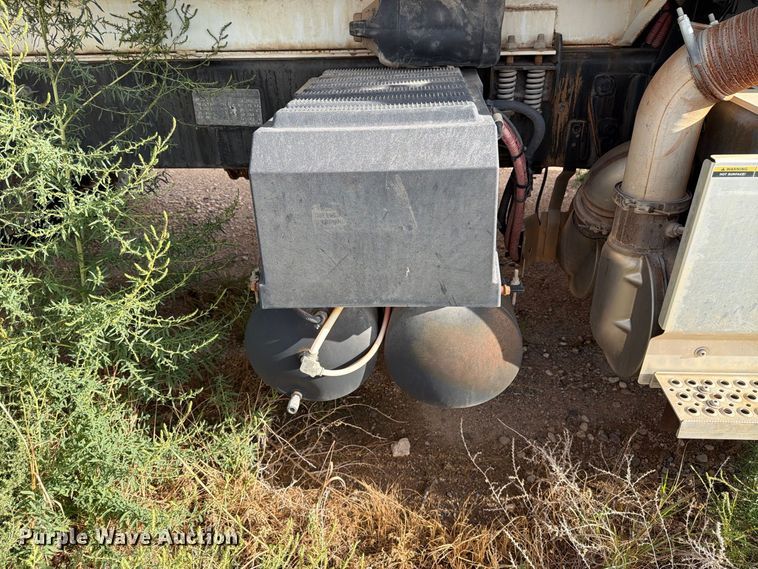 image for item DK6605 2016 Caterpillar CT660 water truck