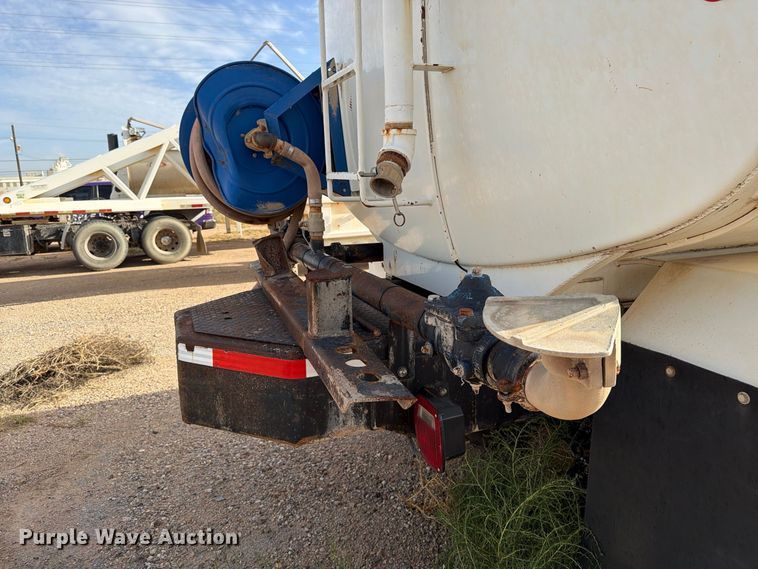image for item DK6605 2016 Caterpillar CT660 water truck