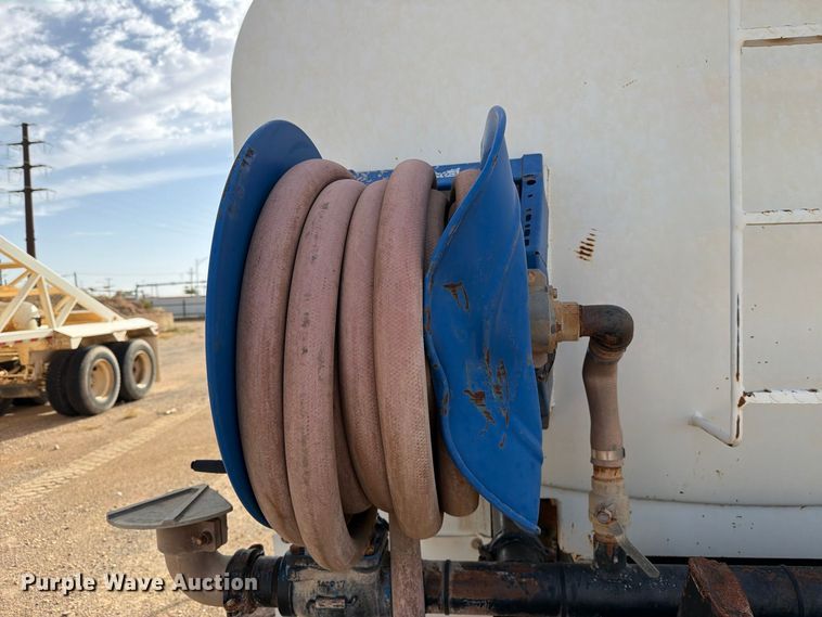 image for item DK6605 2016 Caterpillar CT660 water truck