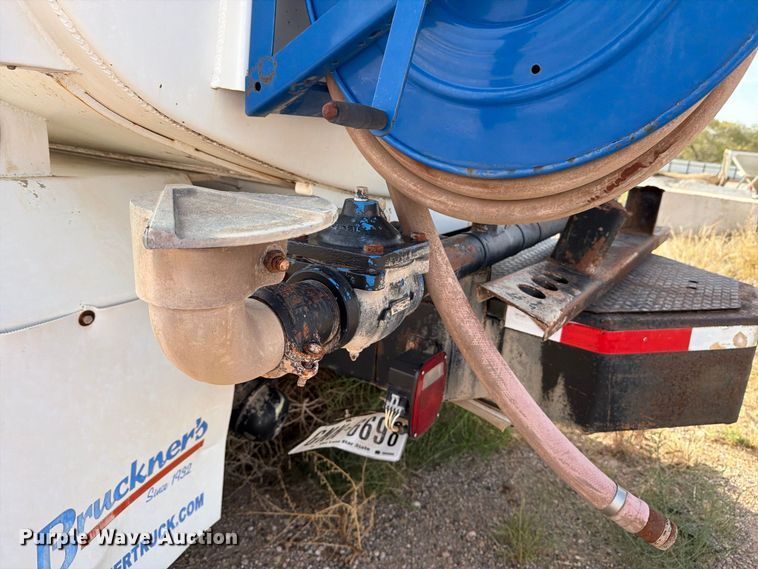 image for item DK6605 2016 Caterpillar CT660 water truck