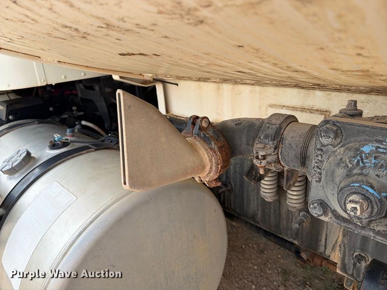 image for item DK6605 2016 Caterpillar CT660 water truck