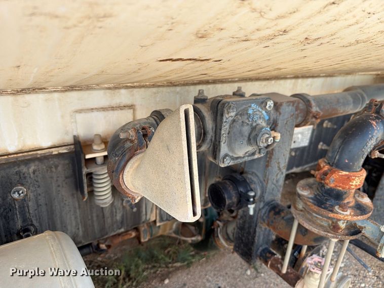 image for item DK6605 2016 Caterpillar CT660 water truck