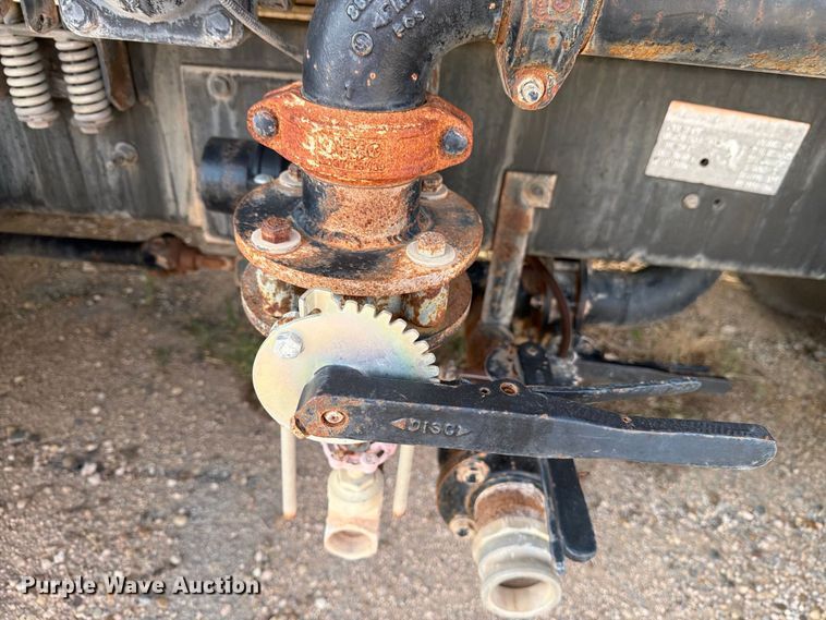 image for item DK6605 2016 Caterpillar CT660 water truck