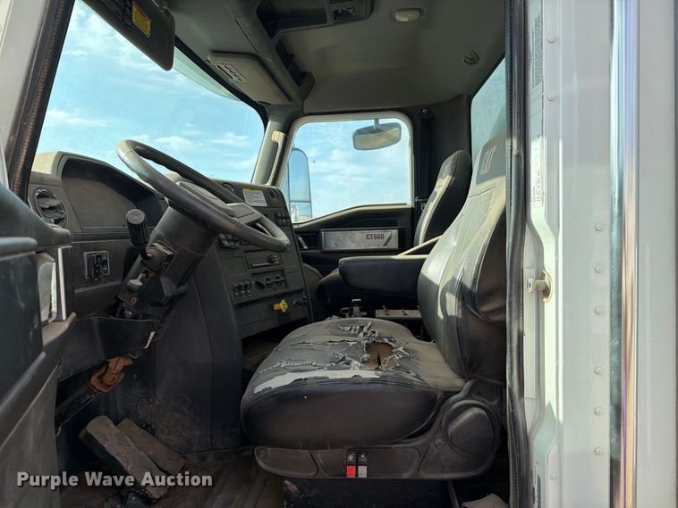 image for item DK6605 2016 Caterpillar CT660 water truck