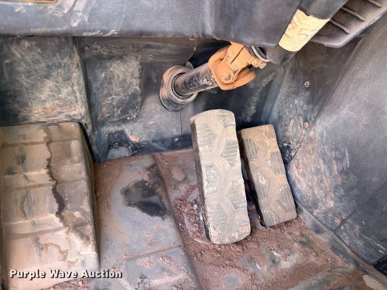 image for item DK6605 2016 Caterpillar CT660 water truck