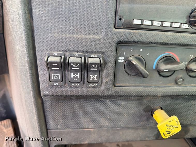 image for item DK6605 2016 Caterpillar CT660 water truck