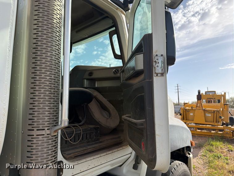 image for item DK6605 2016 Caterpillar CT660 water truck