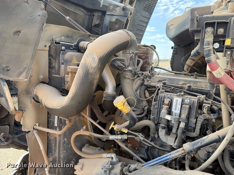 image for item DK6605 2016 Caterpillar CT660 water truck