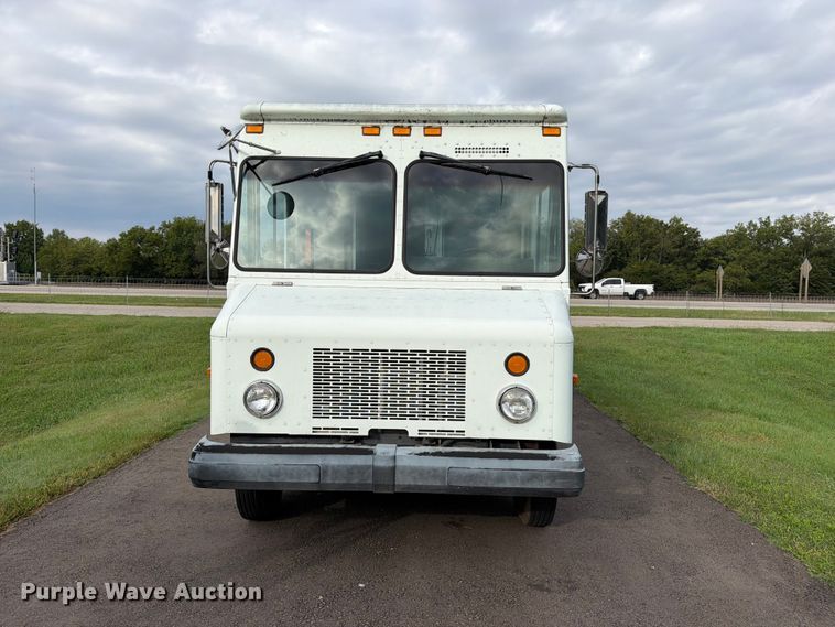 image for item DQ7066 2004 Workhorse  P42 delivery truck