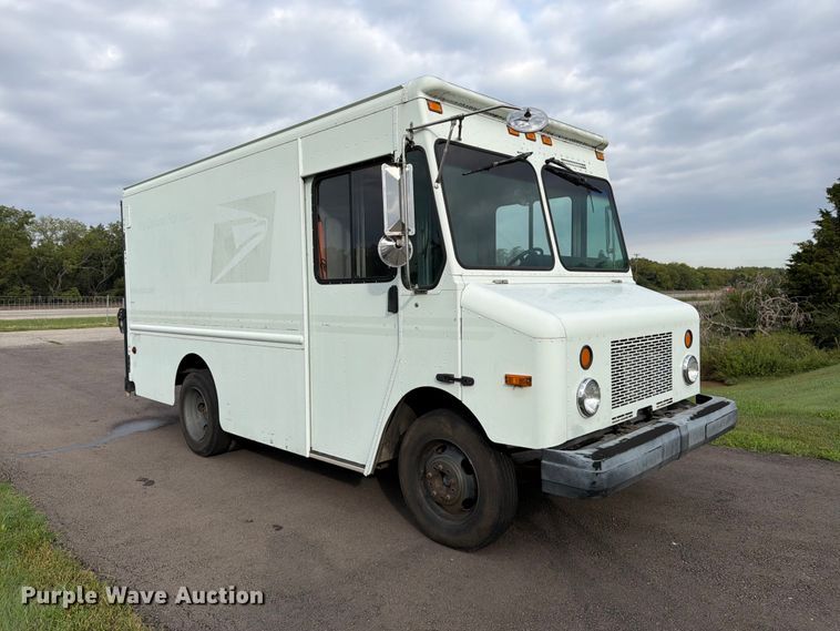 image for item DQ7066 2004 Workhorse  P42 delivery truck