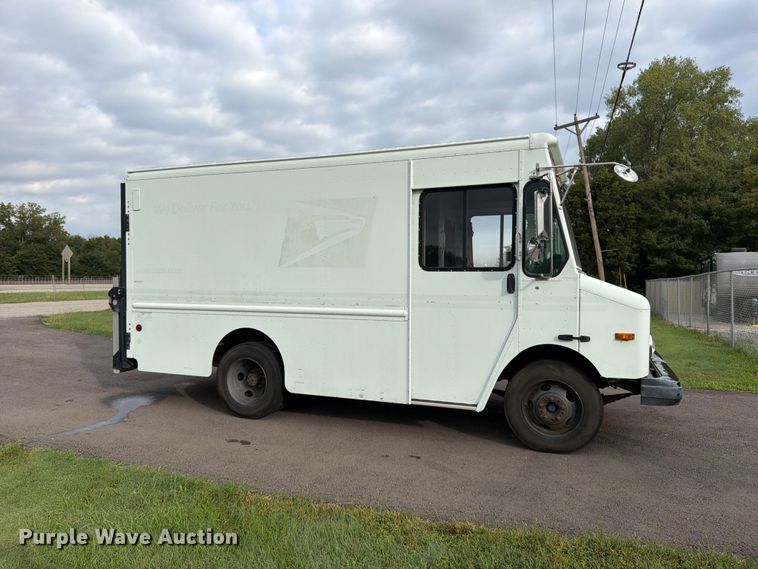image for item DQ7066 2004 Workhorse  P42 delivery truck