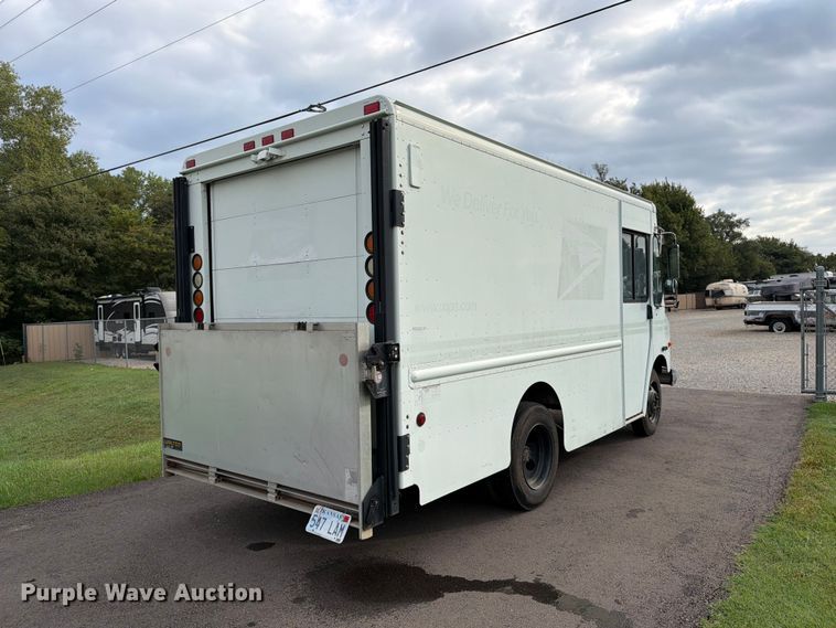 image for item DQ7066 2004 Workhorse  P42 delivery truck